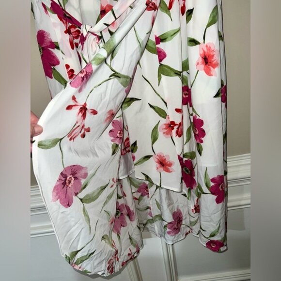 BloomChic Floral V-Neck Dress - Picture 5 of 11